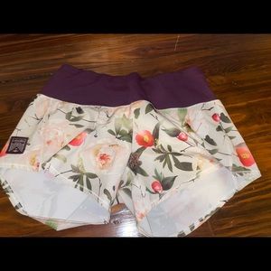 Oiselle Moody Floral Roga running shorts in Ivory, sz 2